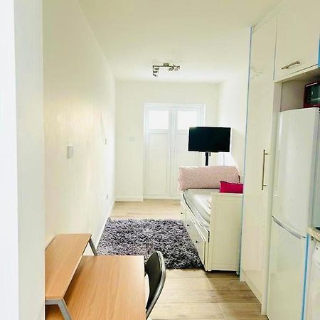 Lovely En-Suite Studio With Kitchen And Free Parking With Walking Distance To Tube Station And Short Train Ride To Central London!! Northwood  ภายนอก รูปภาพ