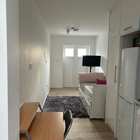 Lovely En-Suite Studio With Kitchen And Free Parking With Walking Distance To Tube Station And Short Train Ride To Central London!! Northwood  ภายนอก รูปภาพ