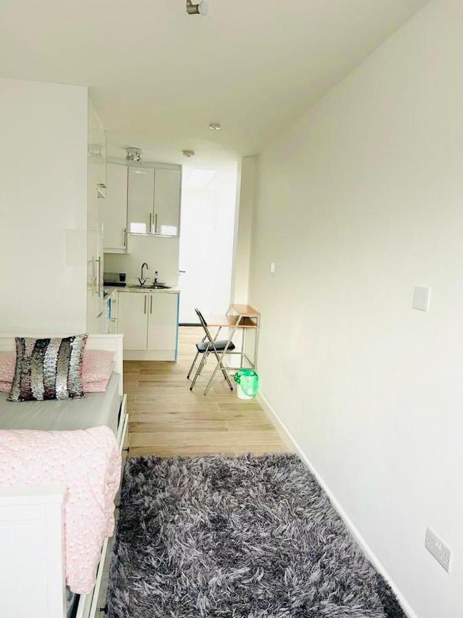 Lovely En-Suite Studio With Kitchen And Free Parking With Walking Distance To Tube Station And Short Train Ride To Central London!! Northwood  ภายนอก รูปภาพ